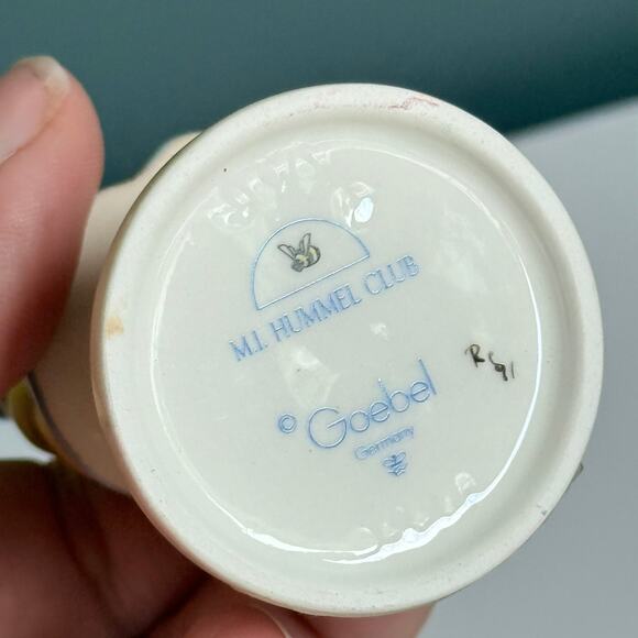 Vintage Hummel 4" Figurine "Two Hands, One Treat" TMK‎ 7 #493 Girl C1 - Picture 5 of 5